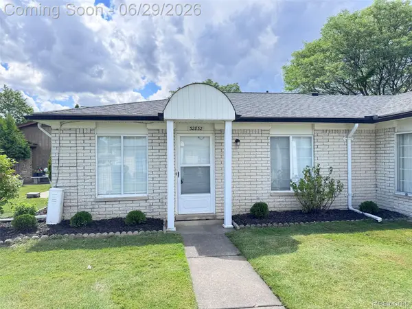 32832 Meadowbrook Lane Lane #18, Warren, MI 48093