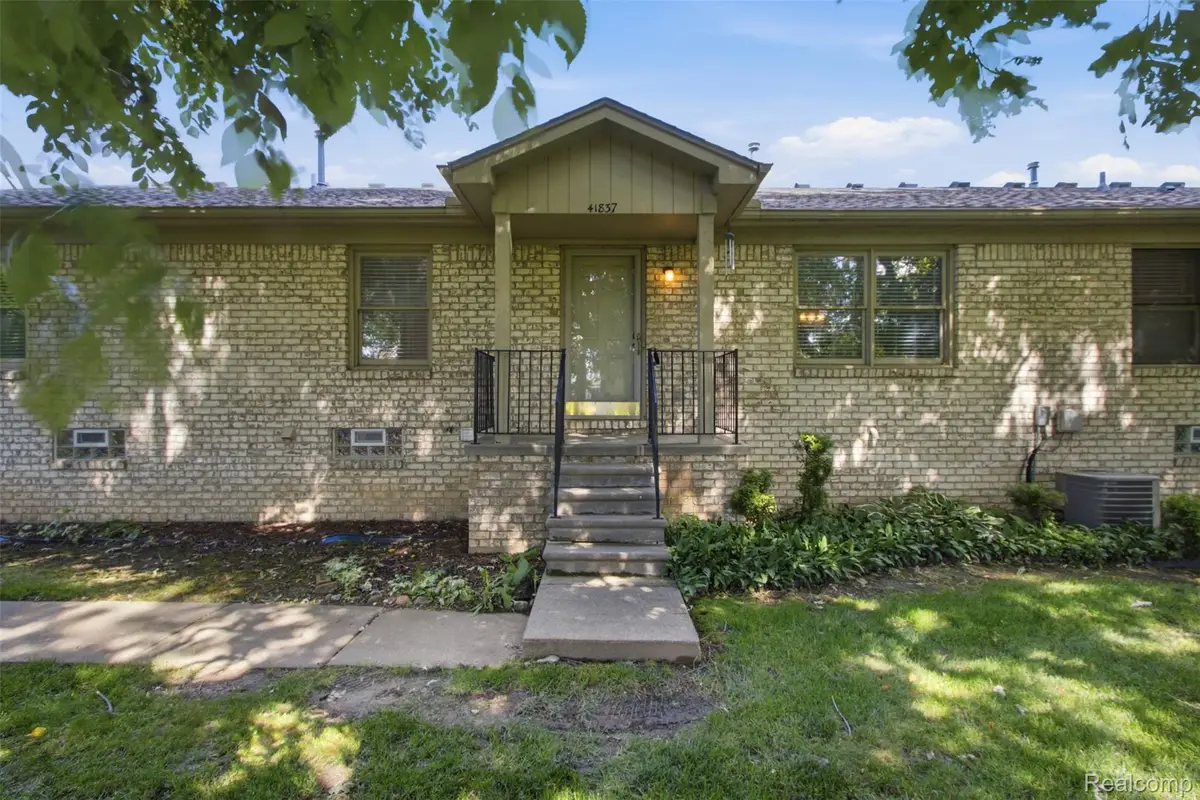 41837 King Edward Court, Clinton, MI 48038 - #1