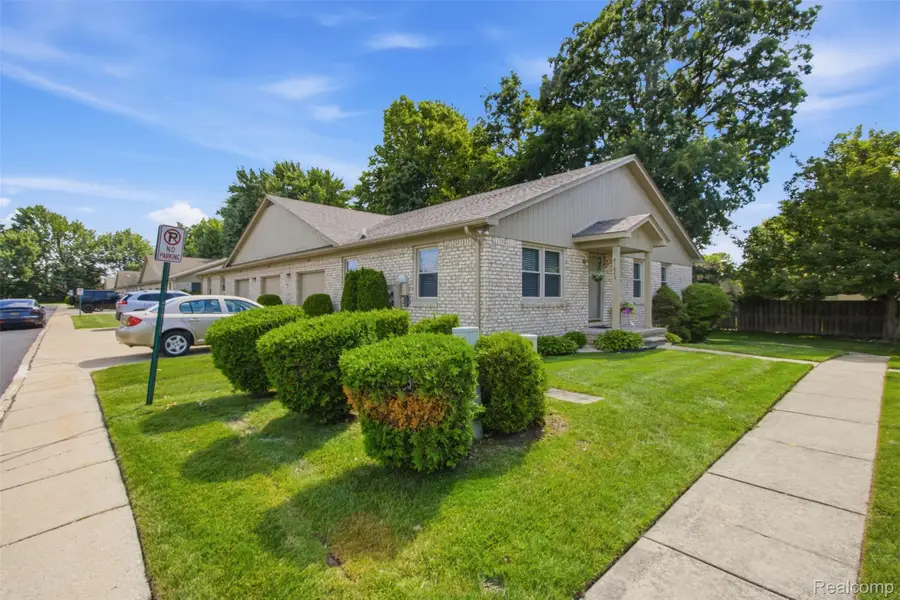 41837 King Edward Court, Clinton, MI 48038 - #2