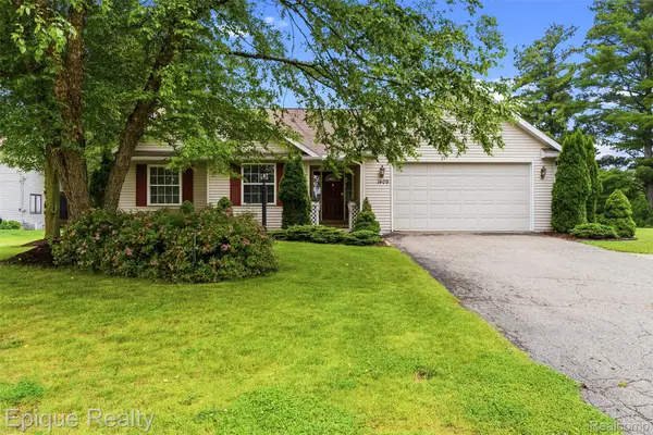 1409 Meadow Green Lane, Linden, MI 48451