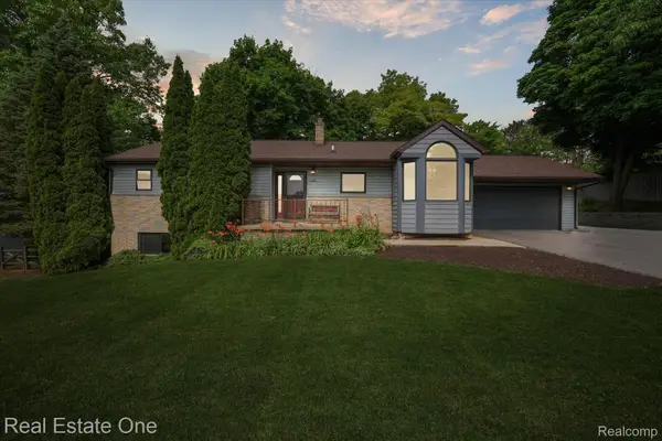 30691 Rainbow Drive, NewHudson, MI 48165