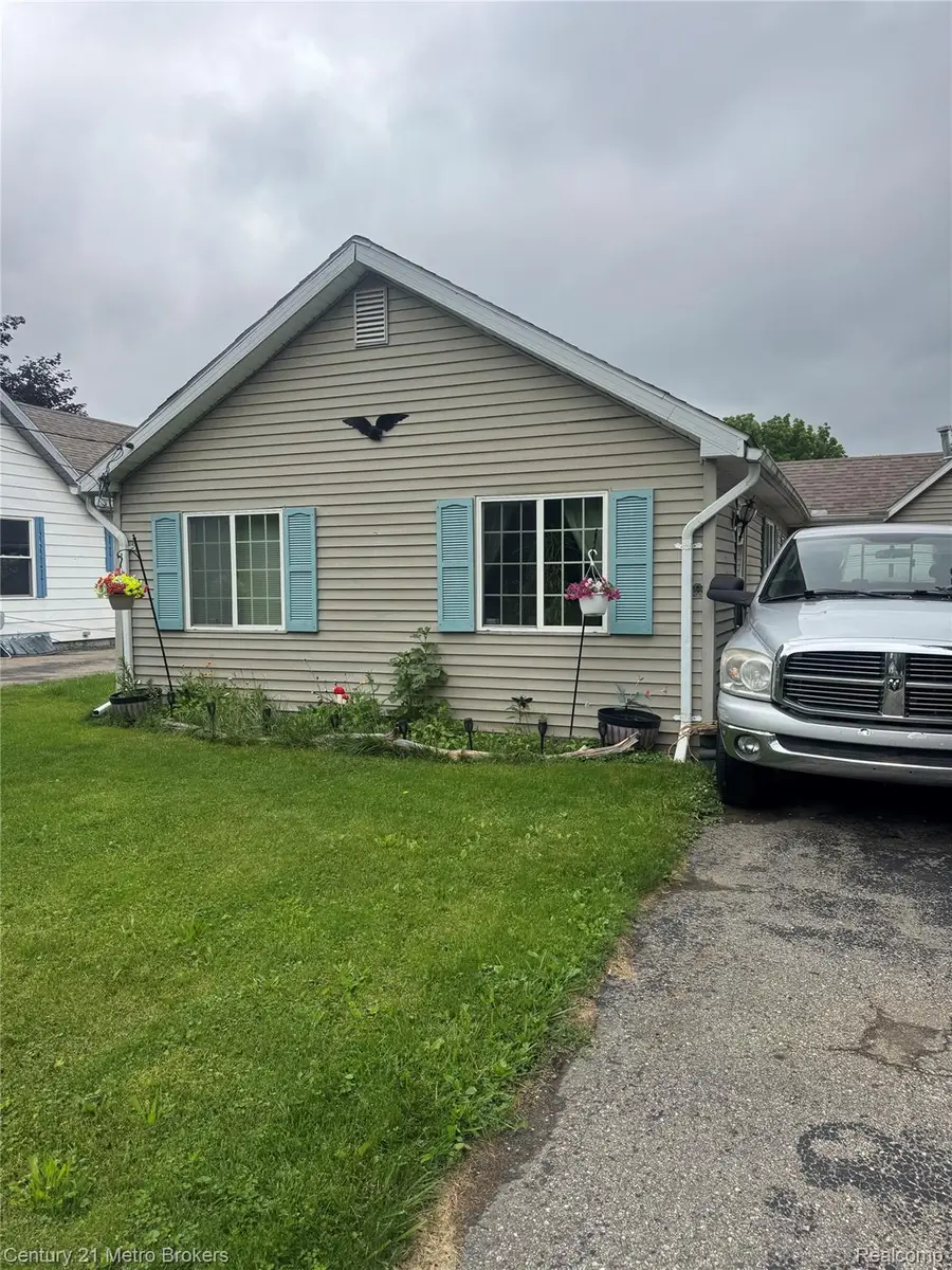 1128 W Parkwood Avenue, Flint, MI 48507 - #2