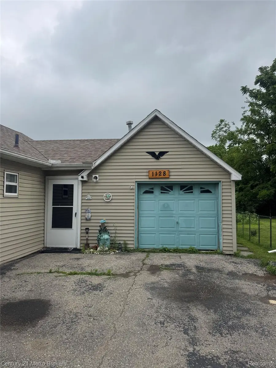 1128 W Parkwood Avenue, Flint, MI 48507 - #3