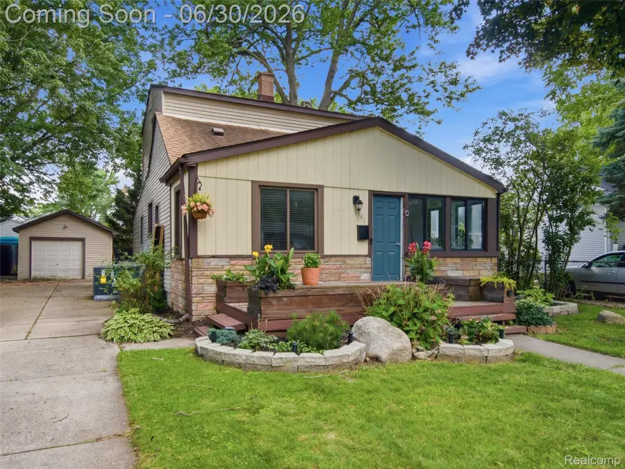 141 W Meyers Avenue, Hazel Park, MI 48030 - #2