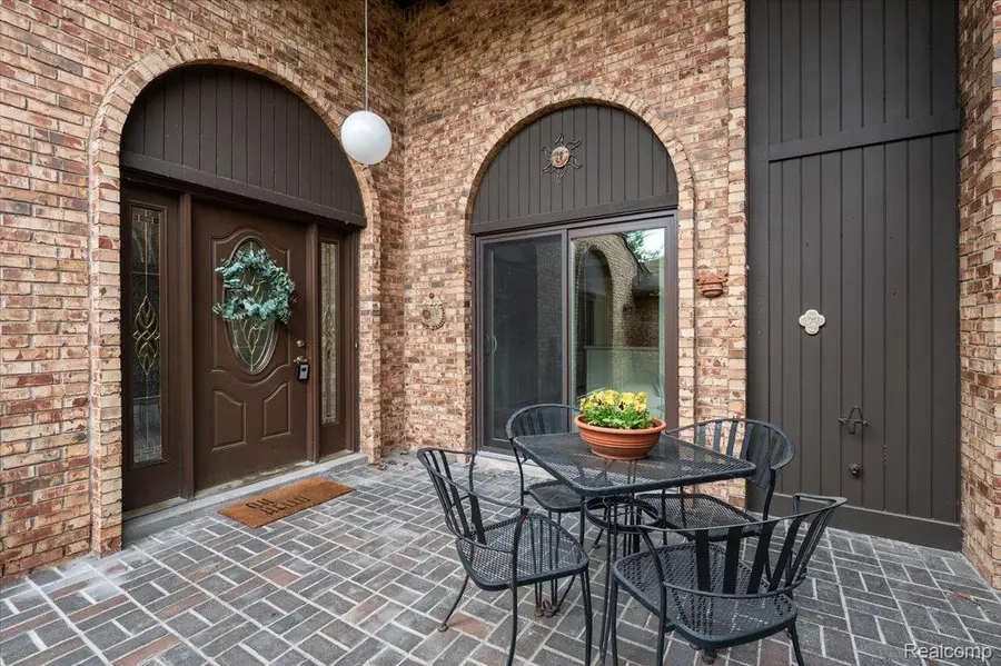 2175 Bordeaux Street, West Bloomfield, MI 48323 - #3