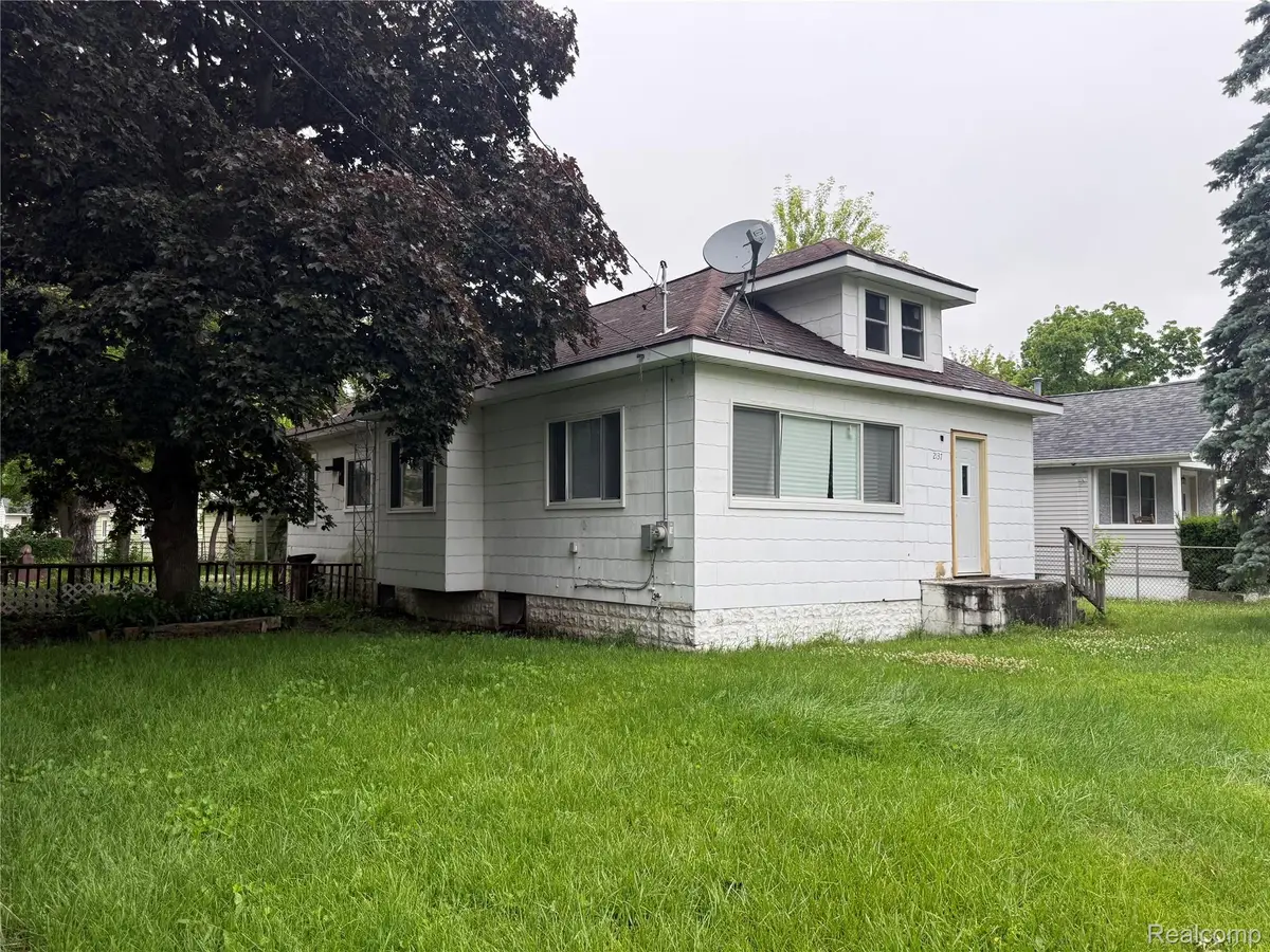2137 E Buder Avenue, Burton, MI 48529 - #1