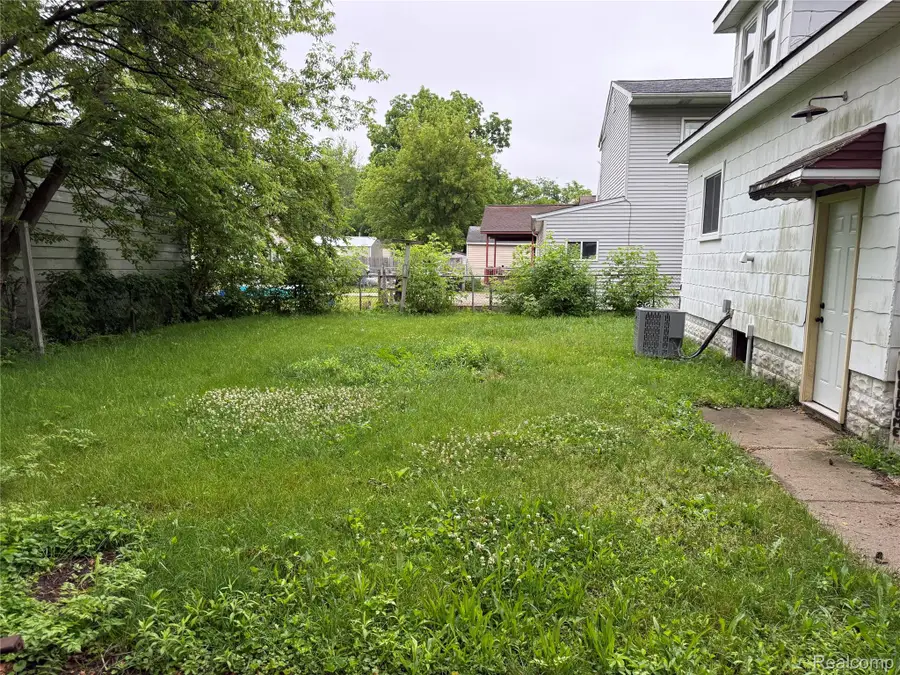 2137 E Buder Avenue, Burton, MI 48529 - #2