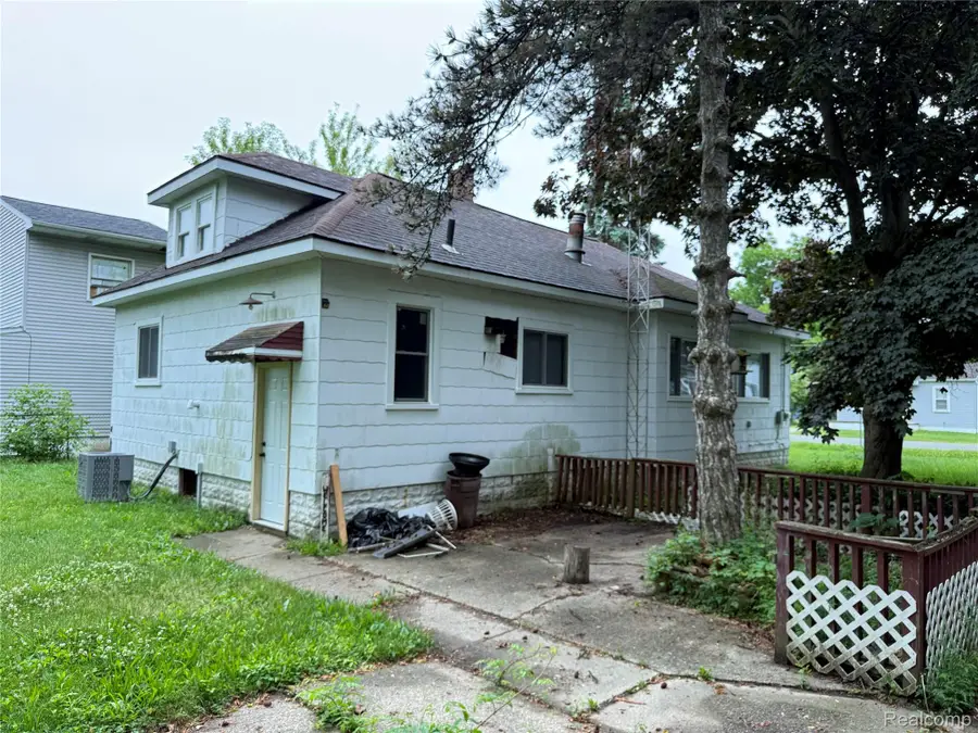 2137 E Buder Avenue, Burton, MI 48529 - #3