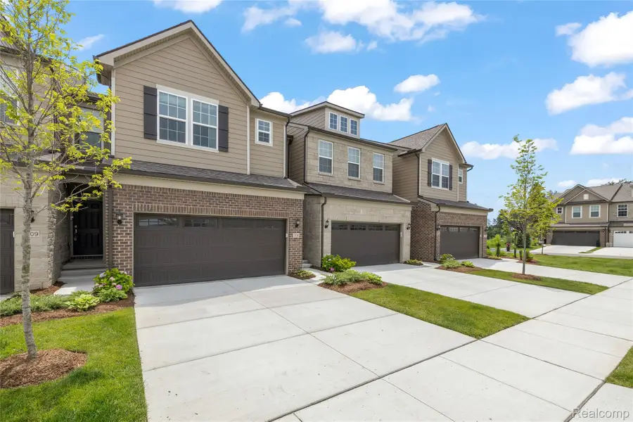 208 Addison Circle, Walled Lake, MI 48390 - #2