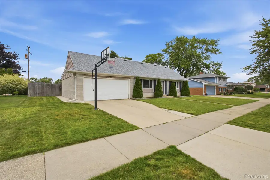23707 Thornton Street, Clinton Township, MI 48035 - #2