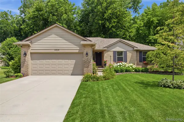 29939 Sugar Creek Drive, NewBaltimore, MI 48047