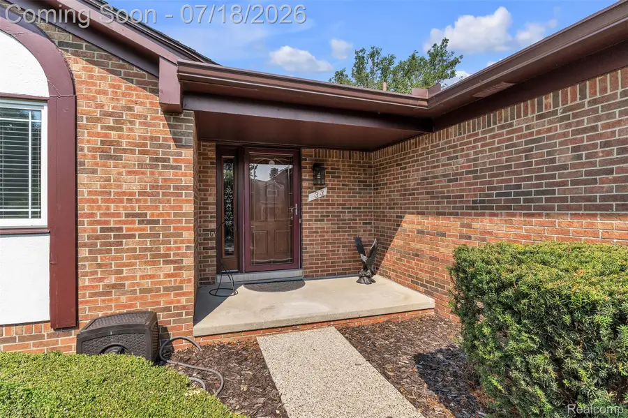 33 Foxboro Drive, Rochester Hills, MI 48309 - #2