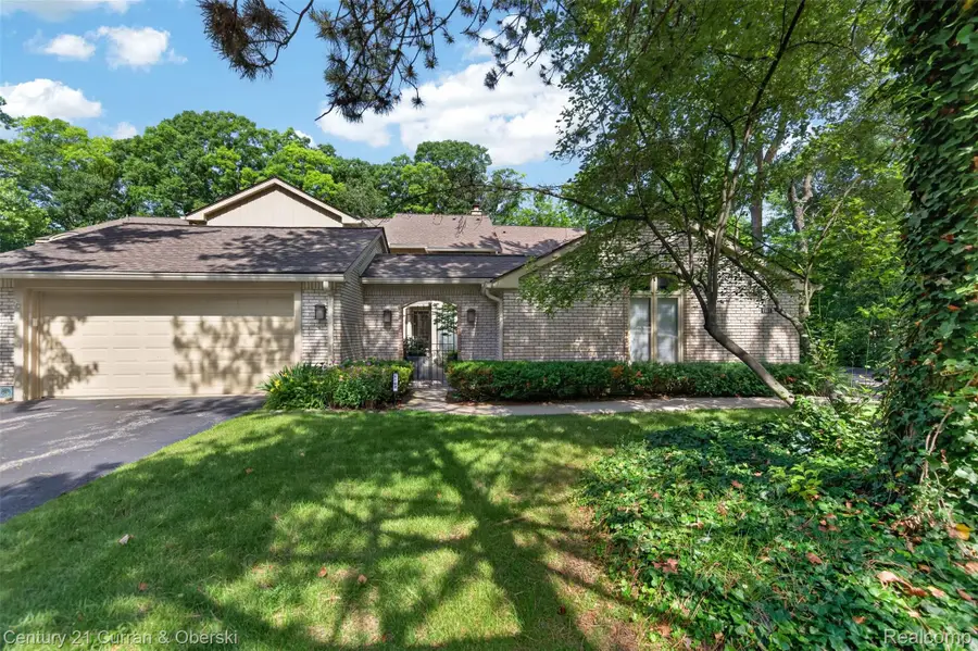 1102 Hillpointe Circle, Bloomfield, MI 48304 - #2