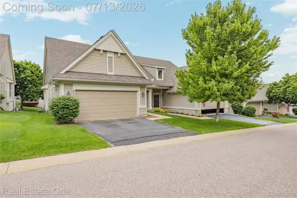 8206 Timber Trail #82, WhiteLake, MI 48386