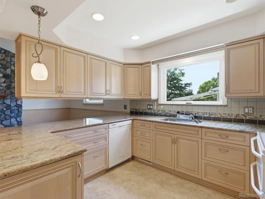 17268 Fitzgerald Street, Livonia, MI 48152 - #3