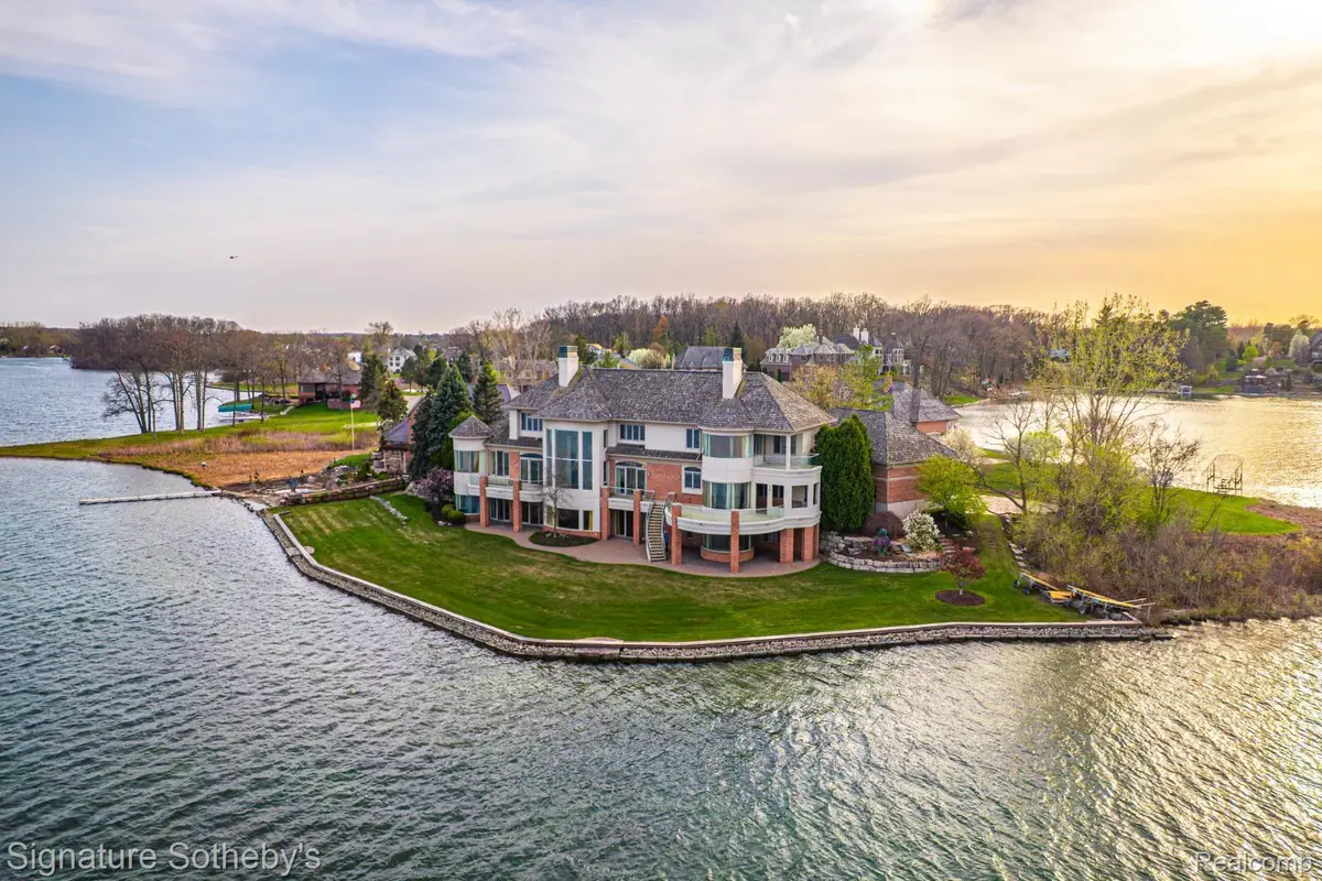 82 Chateaux Du Lac, Fenton, MI 48430 - #1