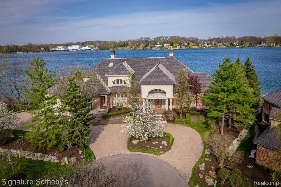 82 Chateaux Du Lac, Fenton, MI 48430 - #2