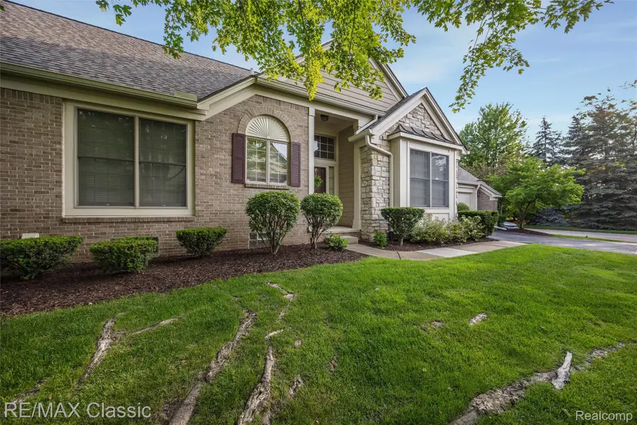 16934 Lochmoor Circle W, Northville, MI 48168 - #3