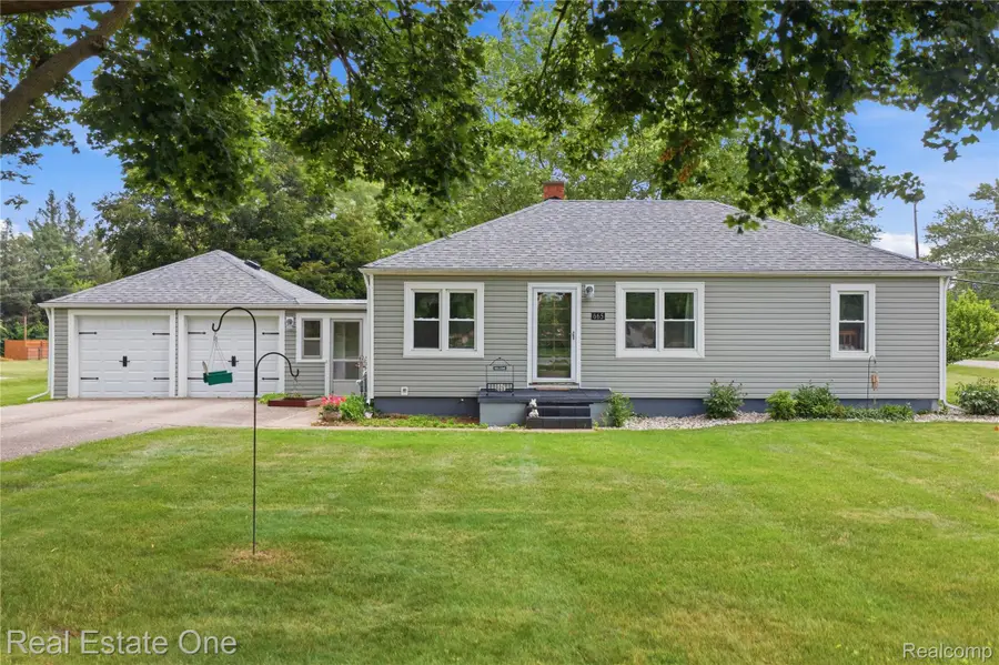 665 S Howell Street, Pinckney, MI 48169 - #2
