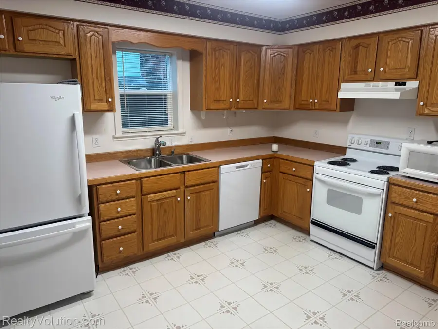 727 W Park Street, Lapeer, MI 48446 - #3
