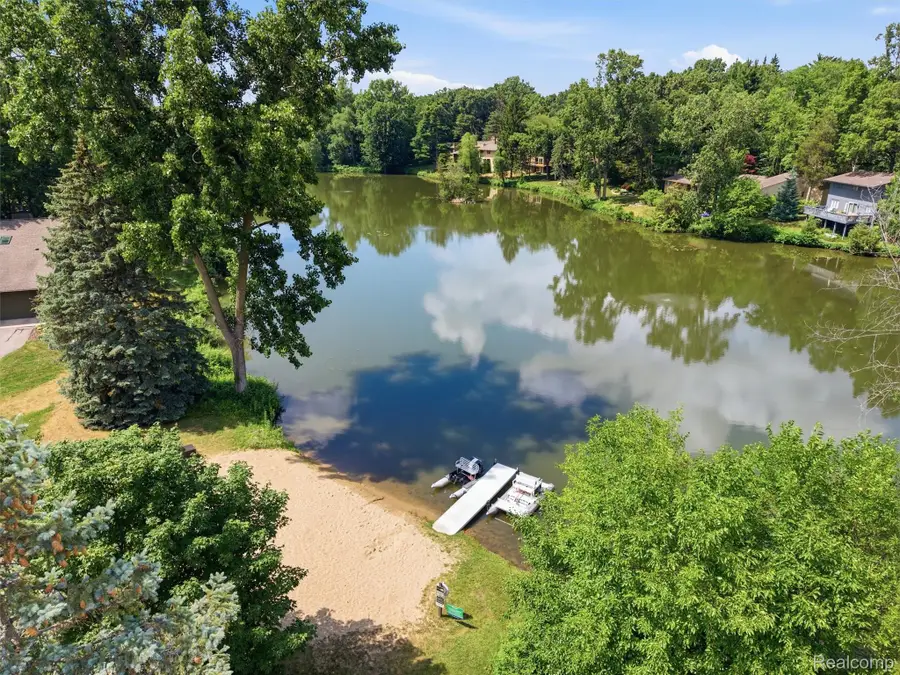 2281 Forest Glen, West Bloomfield, MI 48324 - #2