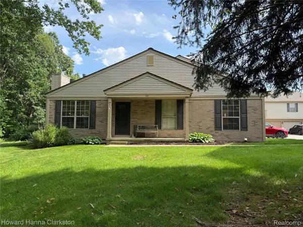 200 Pine Tree Ridge Drive, Waterford, MI 48327