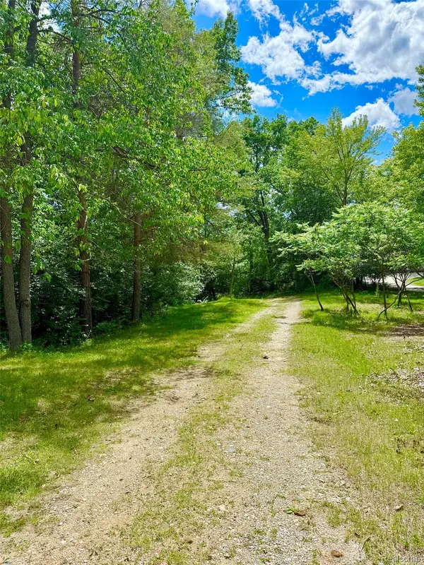 7285 Parkwood Drive, Fenton, MI 48430