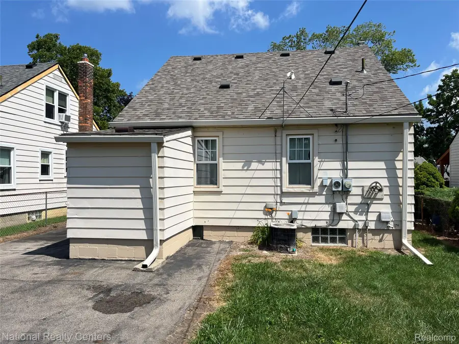 25711 Hopkins Street, Dearborn Heights, MI 48125 - #2