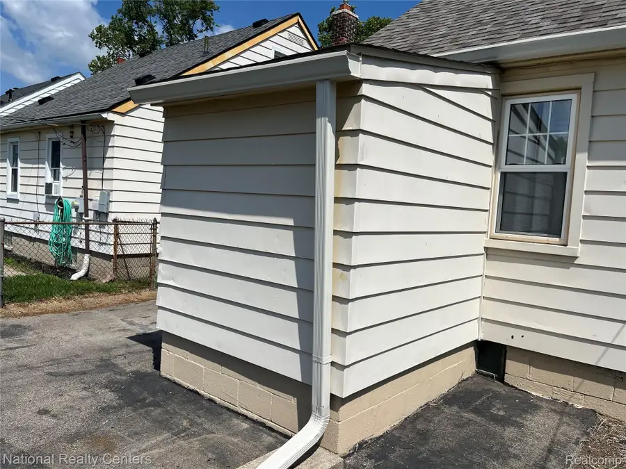 25711 Hopkins Street, Dearborn Heights, MI 48125 - #3