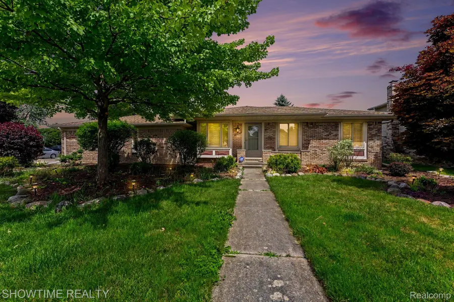 40298 Sandy Drive, Clinton, MI 48038 - #2