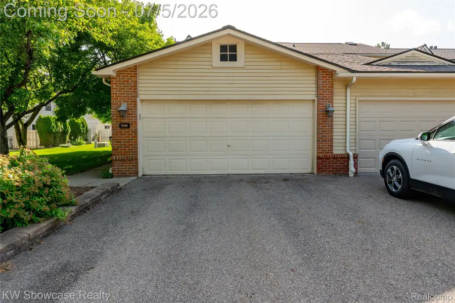 5666 Drake Hollow Drive E, West Bloomfield, MI 48322 - #2