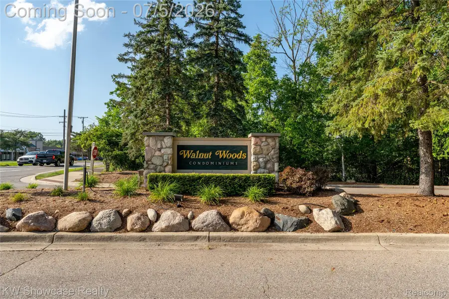 5666 Drake Hollow Drive E, West Bloomfield, MI 48322 - #3