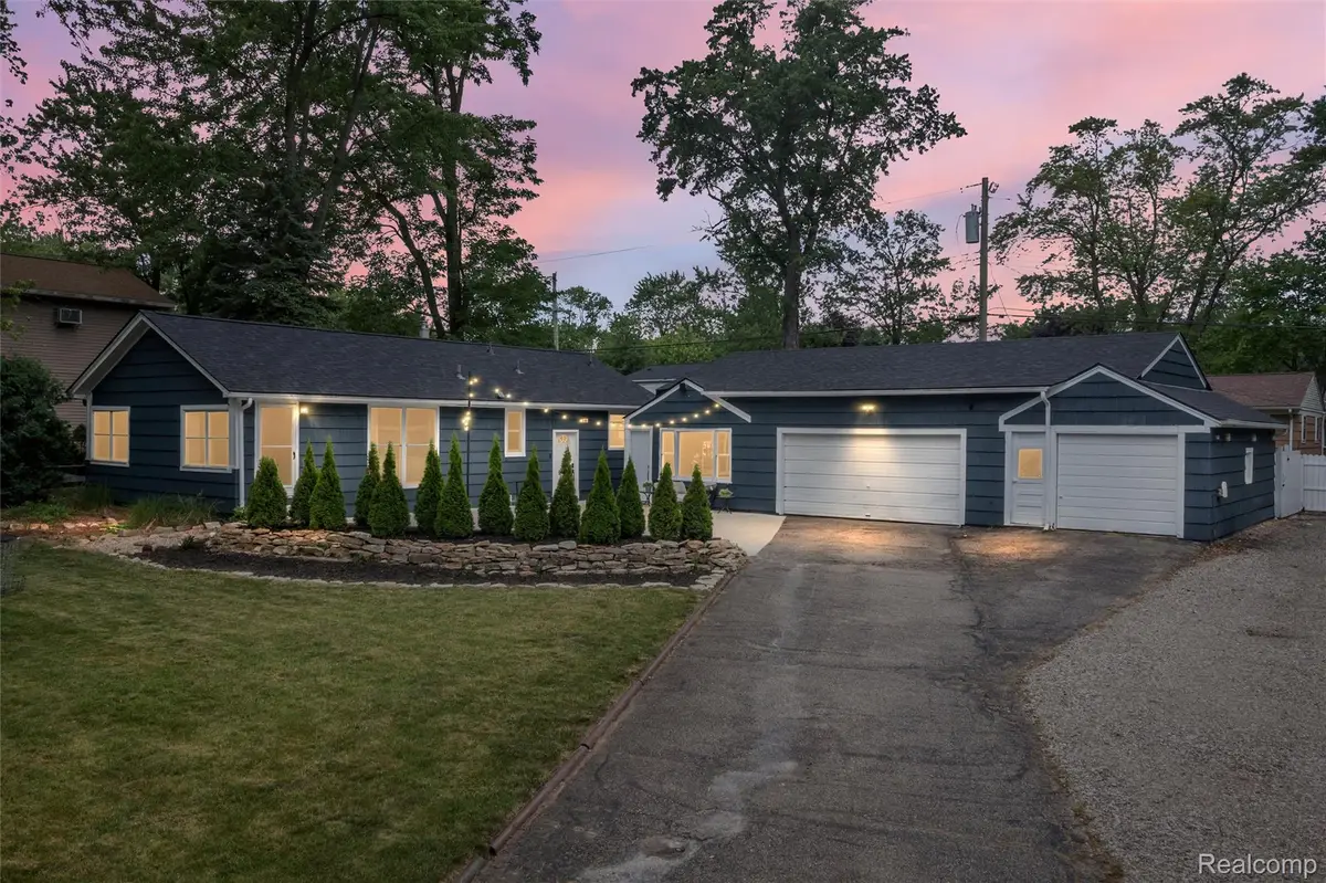 4174 Bunker Avenue, West Bloomfield, MI 48323 - #1