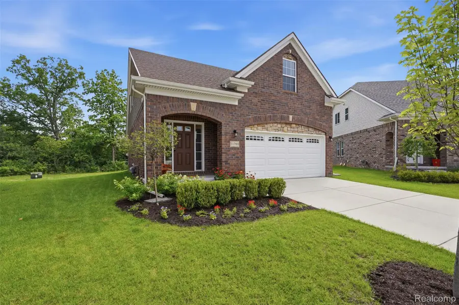 11789 Hines Place Drive, Livonia, MI 48150 - #2