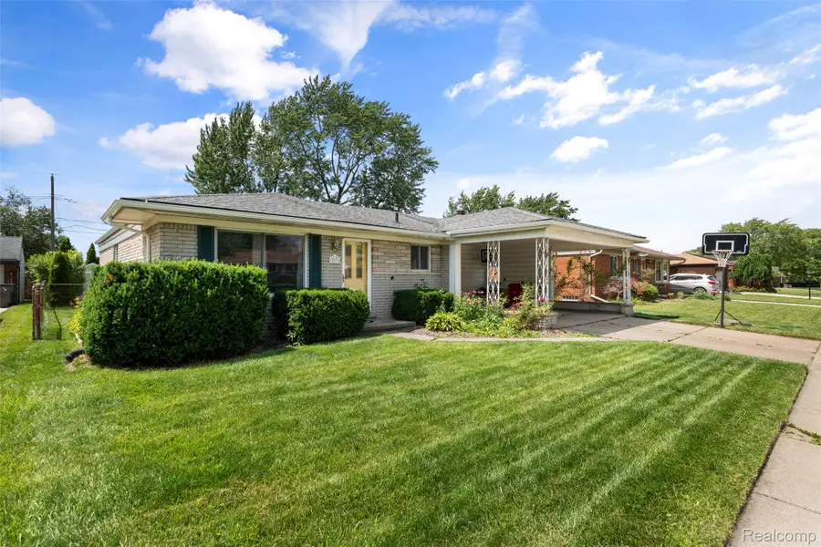 35379 Lucinda Drive, Clinton Township, MI 48035 - #2
