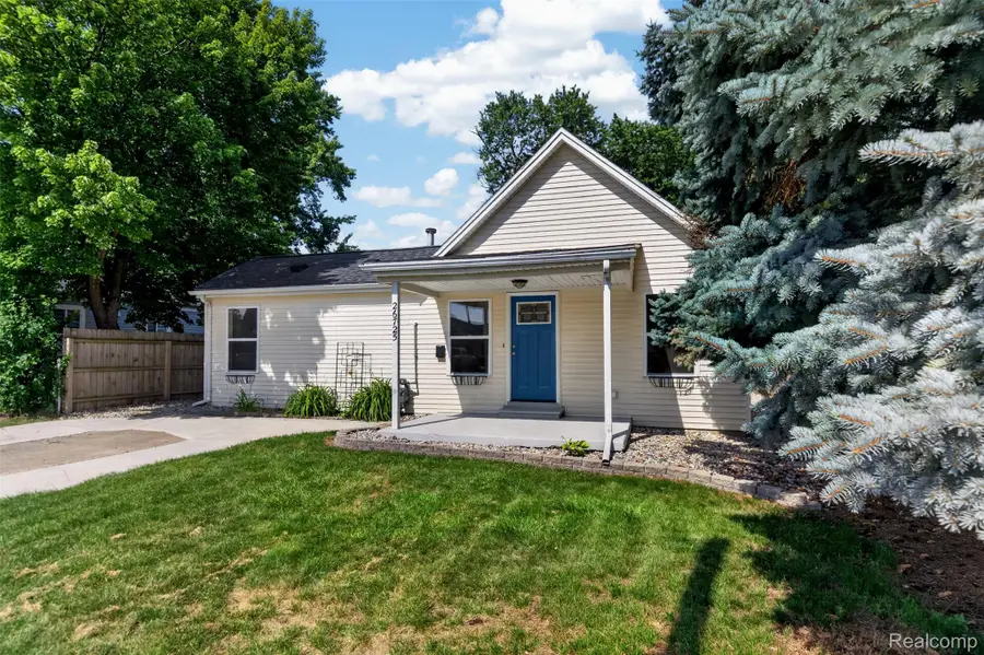 26725 Palmer Blvd, Madison Heights, MI 48071 - #2