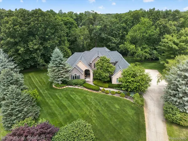 1330 Corey Cove, WhiteLake, MI 48383