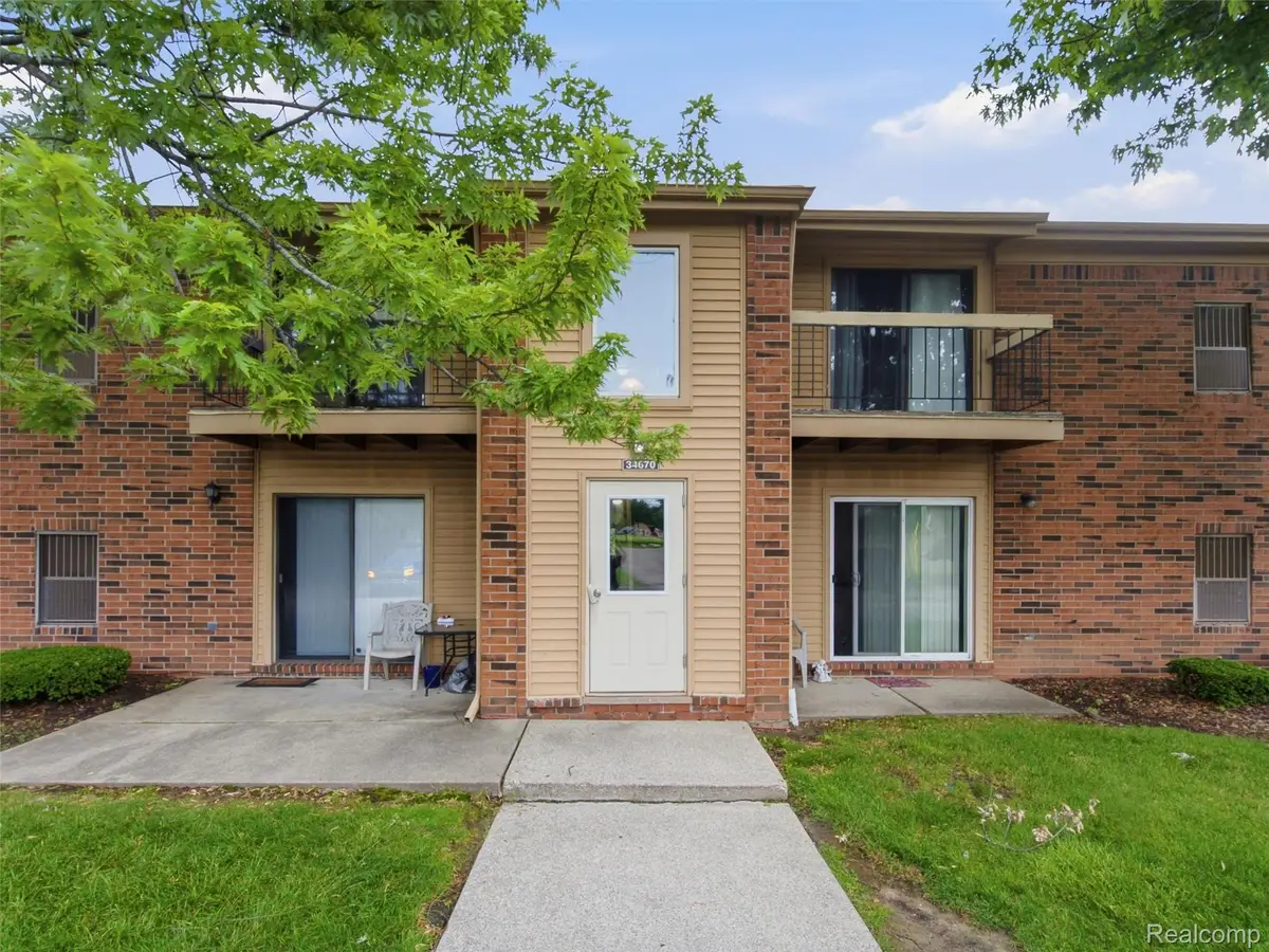 34670 Clarkson Drive W, Fraser, MI 48026 - #1