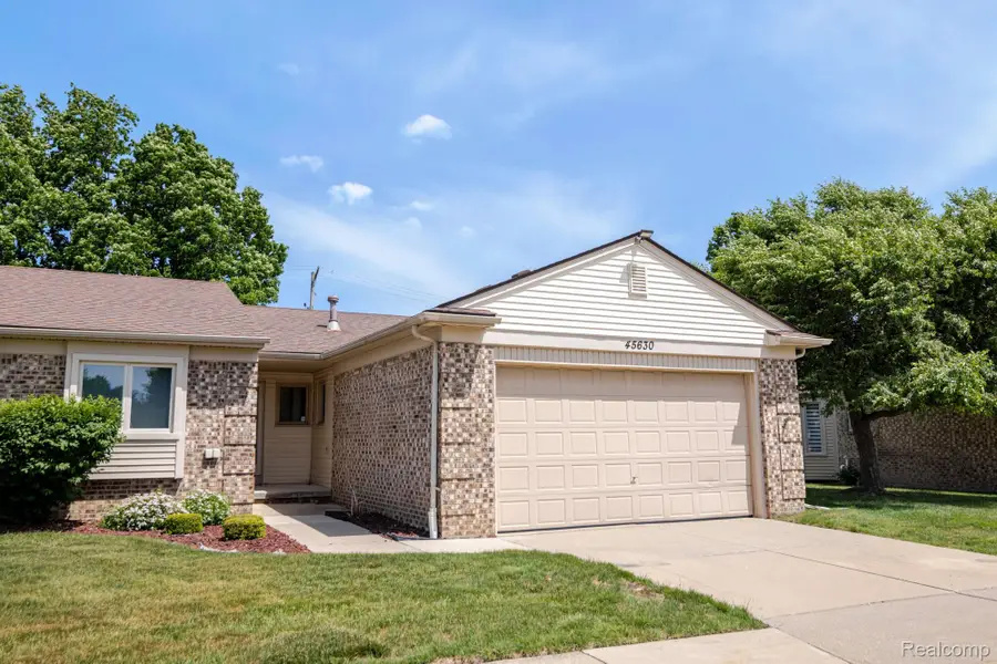 45630 White Oak Drive, Utica, MI 48315 - #2