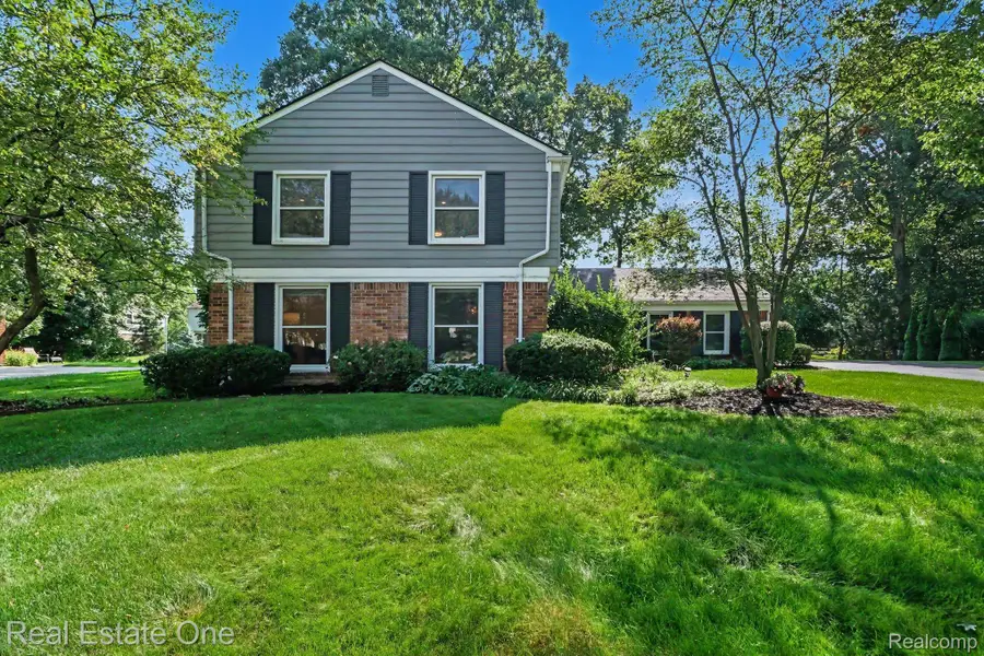 5963 Barnstable Court, West Bloomfield, MI 48322 - #2