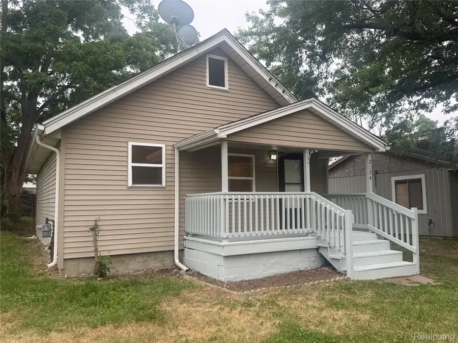 2134 E Mclean Avenue, Burton, MI 48529 - #2