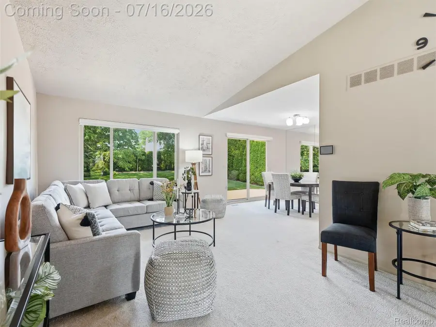 3056 Rolling Green Circle S, Rochester Hills, MI 48309 - #2