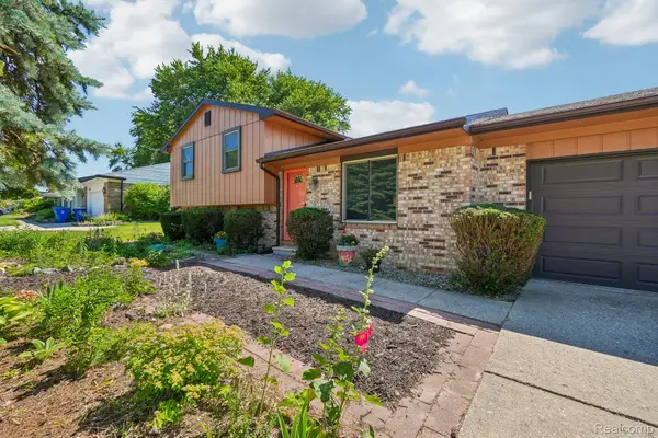 2714 Silverstone Lane, Waterford, MI 48329