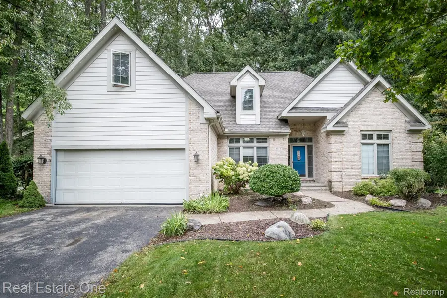 5560 Huron Hills Drive, Commerce Township, MI 48382 - #3
