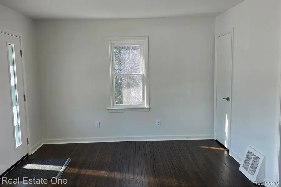 1421 E Evelyn Avenue, Hazel Park, MI 48030 - #3