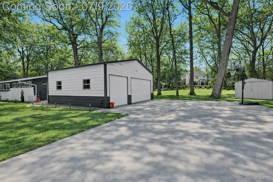 2566 Harrington Road, Rochester Hills, MI 48307 - #2