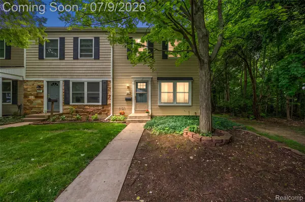 930 Little Hill Ct, RochesterHills, MI 48307