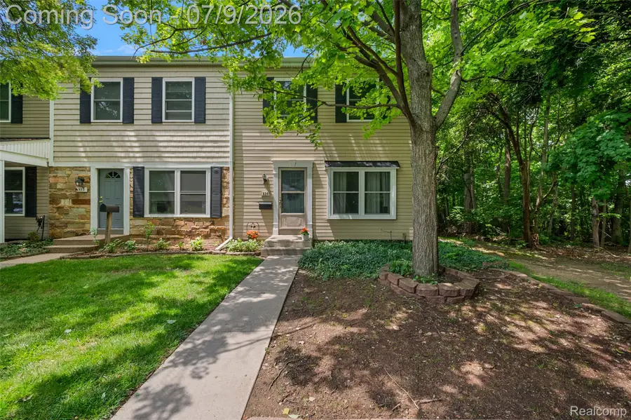 930 Little Hill Ct, Rochester Hills, MI 48307 - #2
