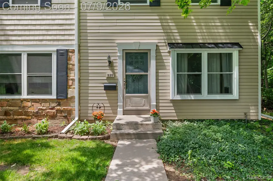 930 Little Hill Ct, Rochester Hills, MI 48307 - #3