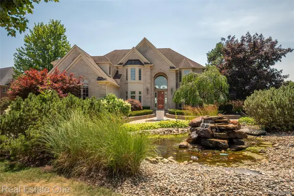 18218 Clairmont Circle E, Northville, MI 48168